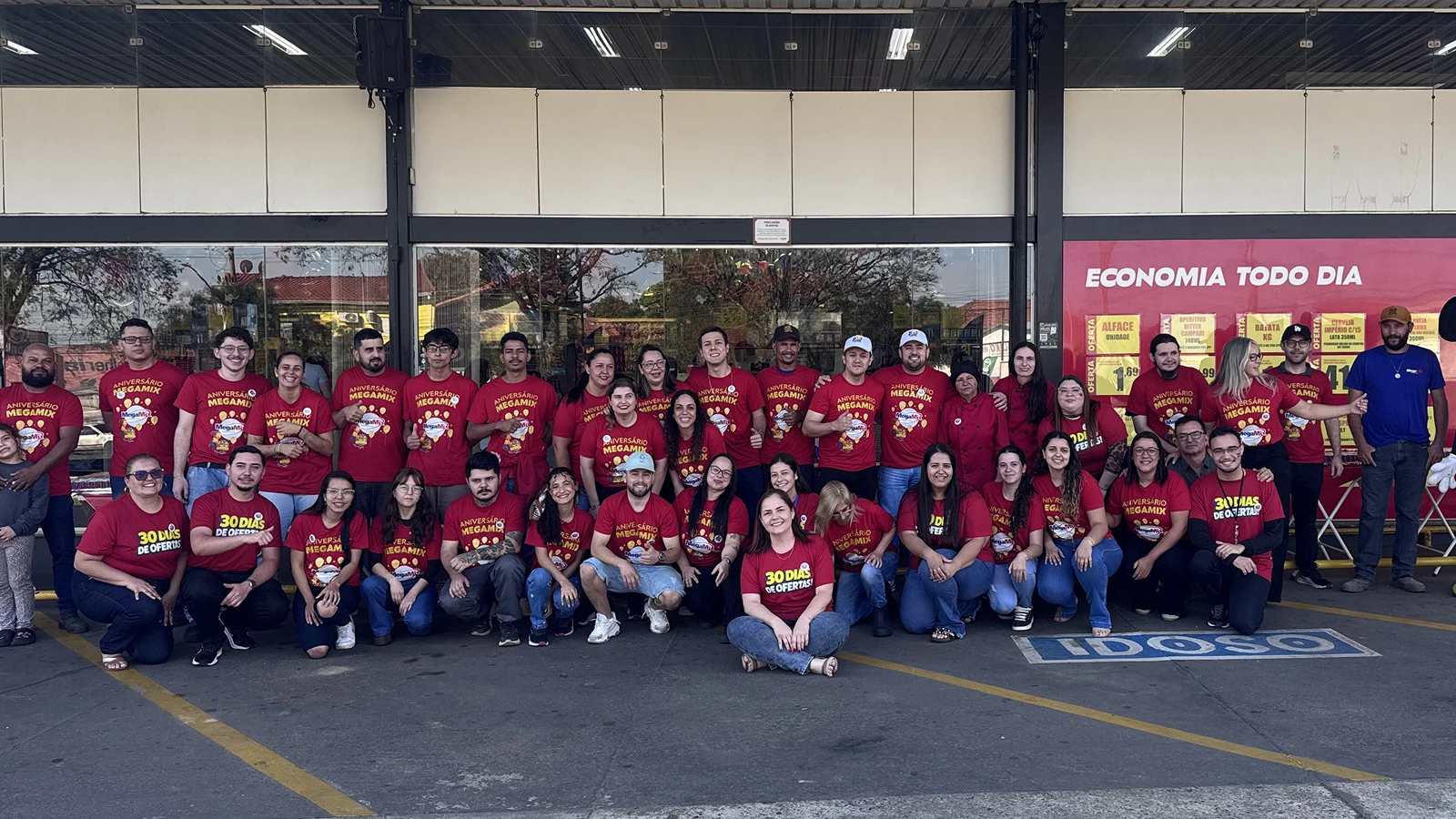 Equipe do Megamix reunida em frente à loja, em Angatuba, SP